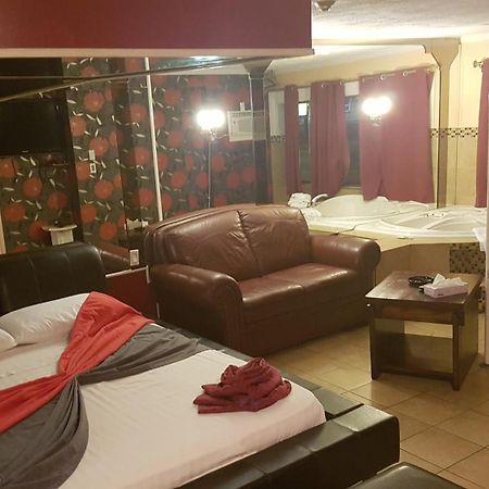 Chomedey Inn Лавал Екстериор снимка
