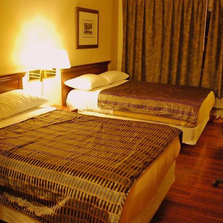 Chomedey Inn Лавал Екстериор снимка