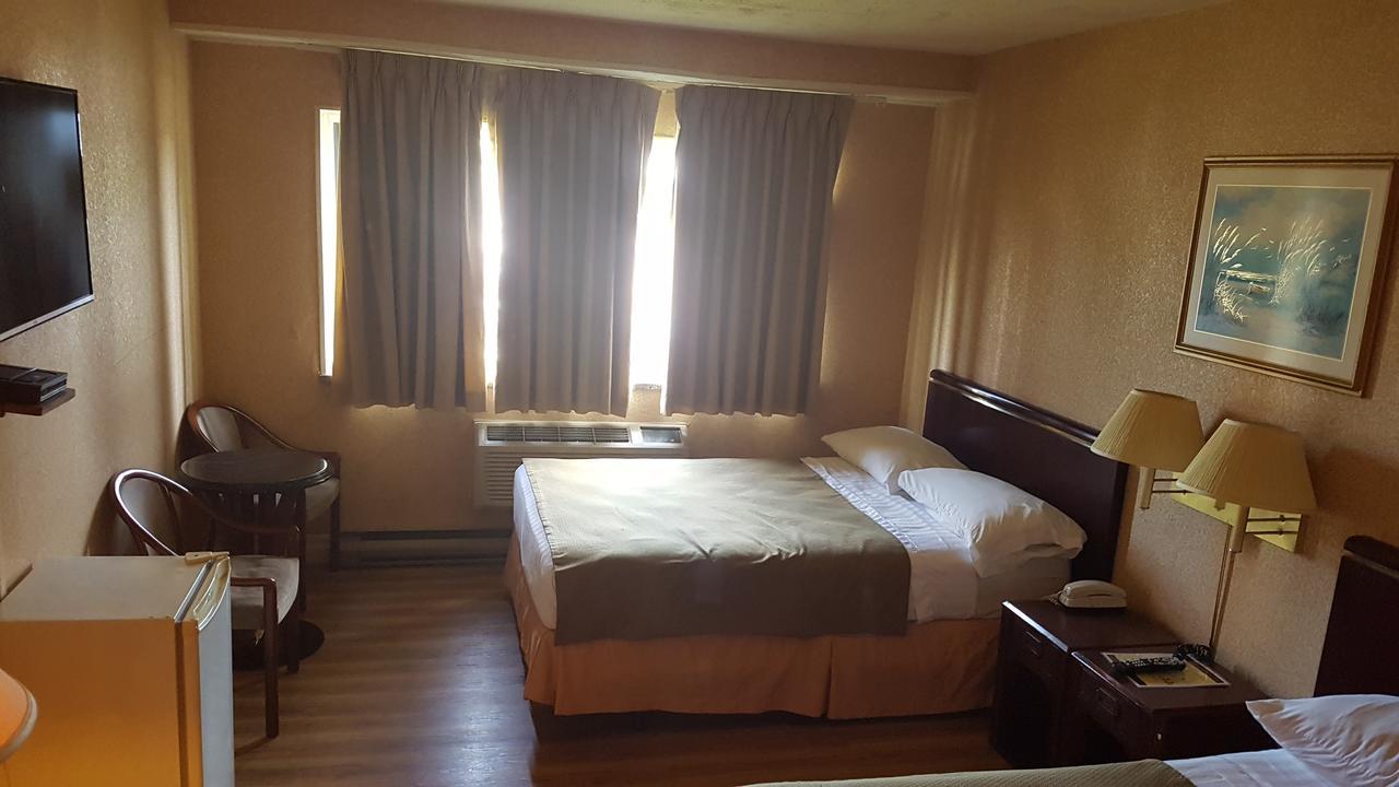 Chomedey Inn Лавал Екстериор снимка