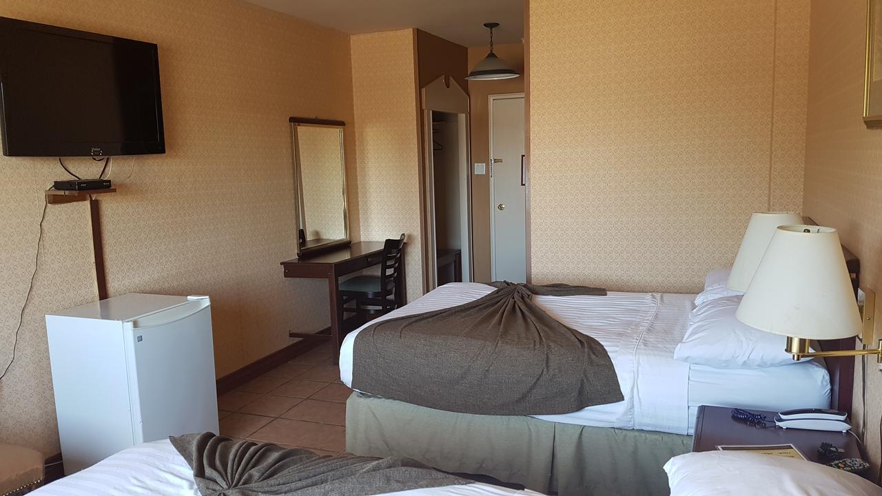 Chomedey Inn Лавал Екстериор снимка