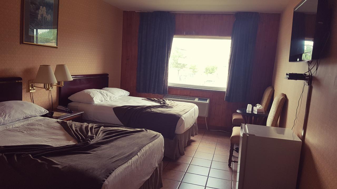 Chomedey Inn Лавал Екстериор снимка