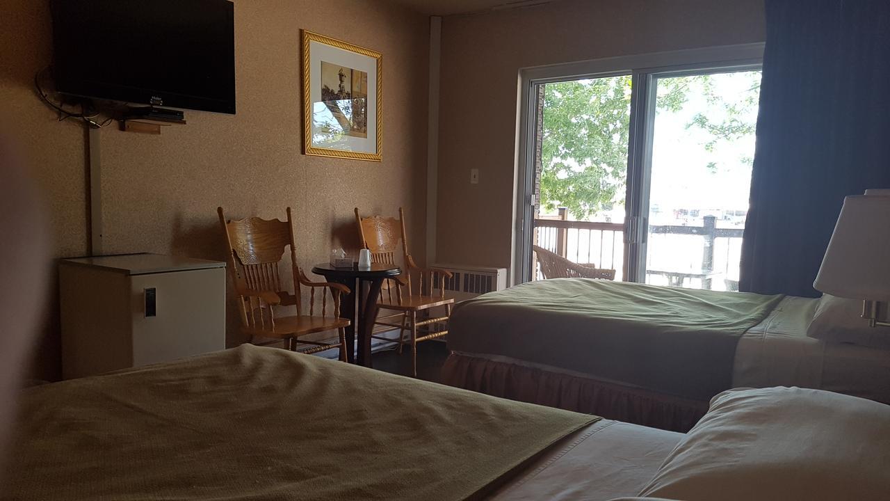 Chomedey Inn Лавал Екстериор снимка