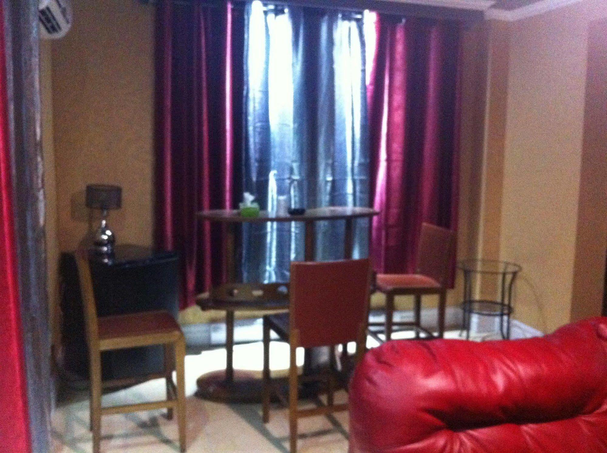Chomedey Inn Лавал Екстериор снимка
