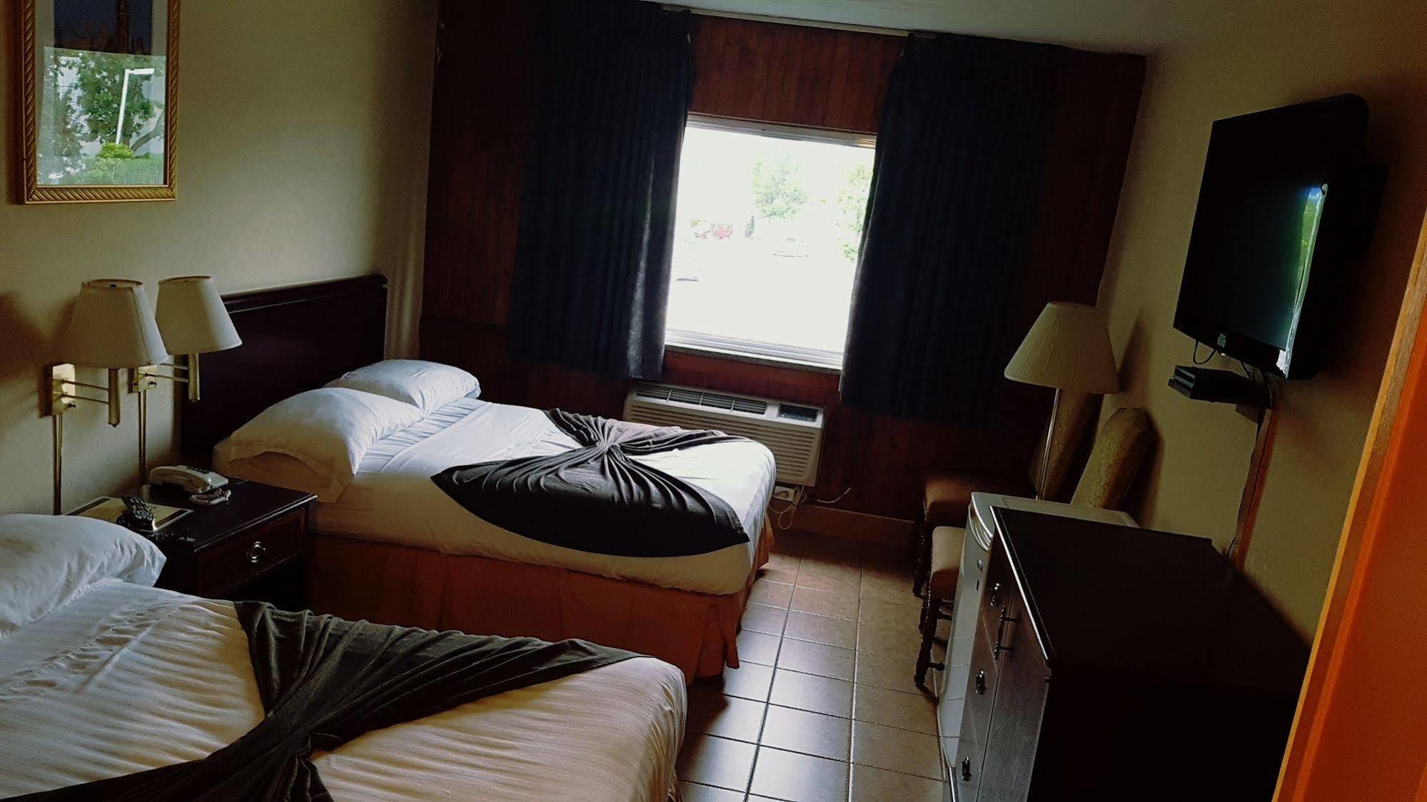 Chomedey Inn Лавал Екстериор снимка