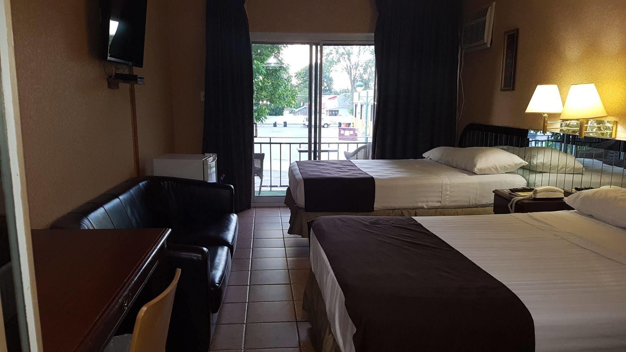 Chomedey Inn Лавал Екстериор снимка