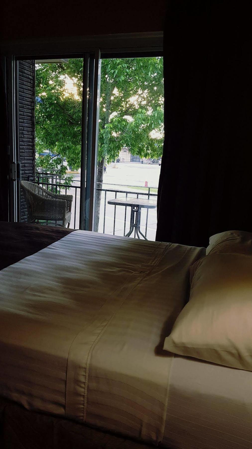 Chomedey Inn Лавал Екстериор снимка
