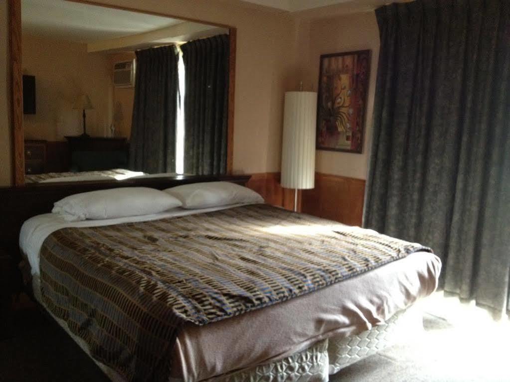 Chomedey Inn Лавал Екстериор снимка