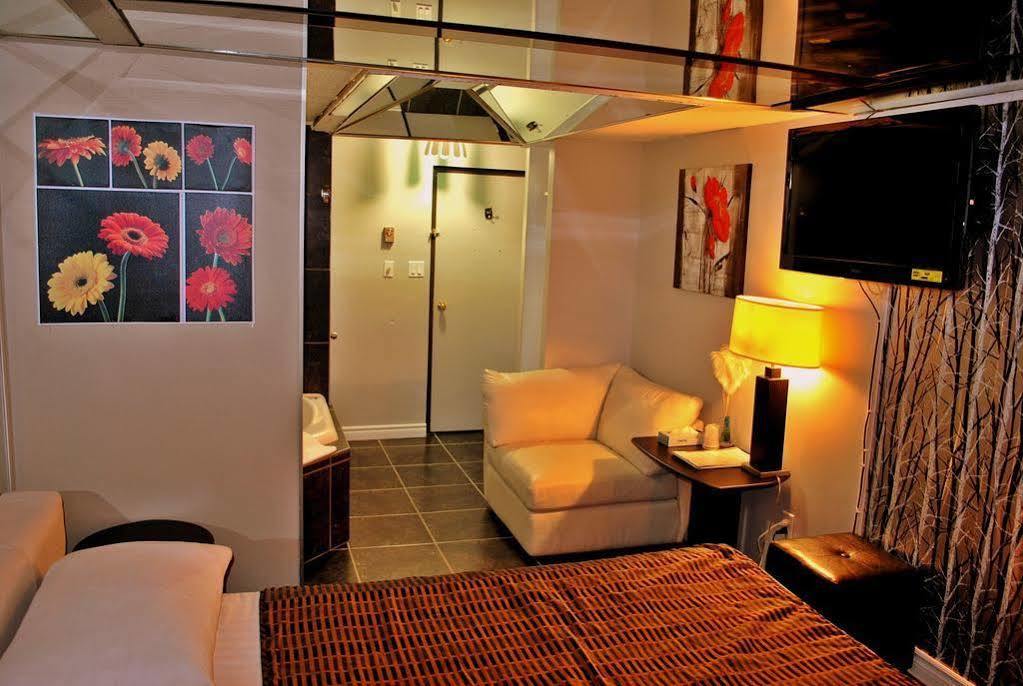 Chomedey Inn Лавал Екстериор снимка