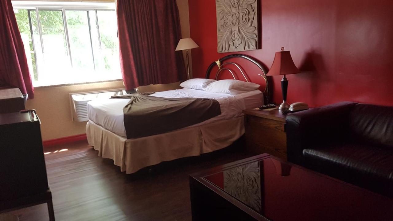 Chomedey Inn Лавал Екстериор снимка