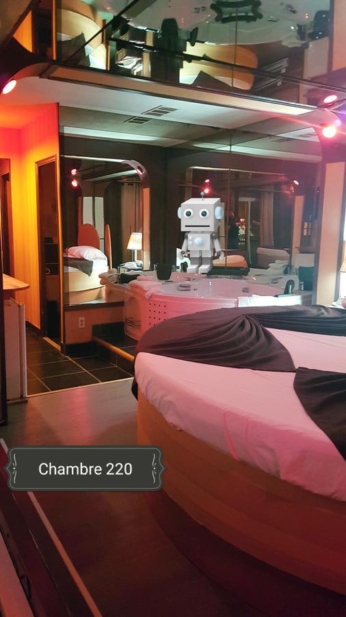 Chomedey Inn Лавал Екстериор снимка