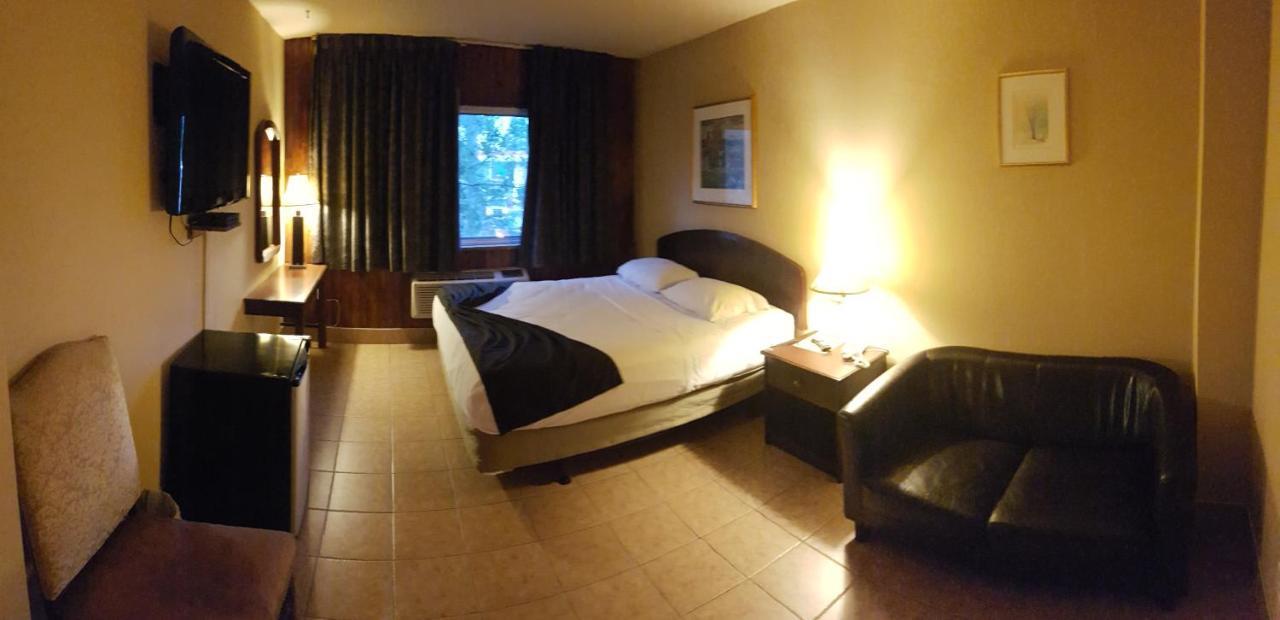 Chomedey Inn Лавал Екстериор снимка