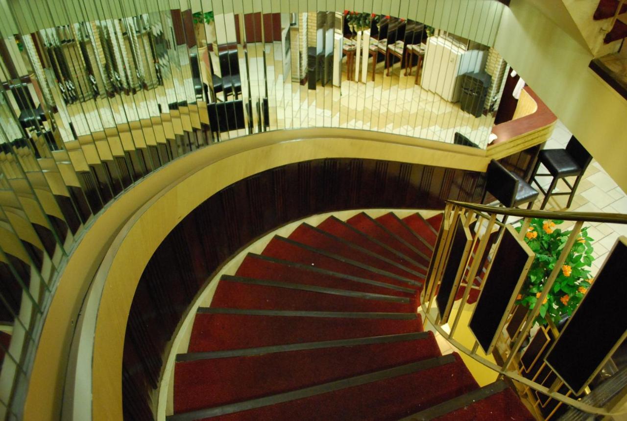 Chomedey Inn Лавал Екстериор снимка